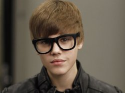 bieber_promotes_book_crop_370x278.jpg