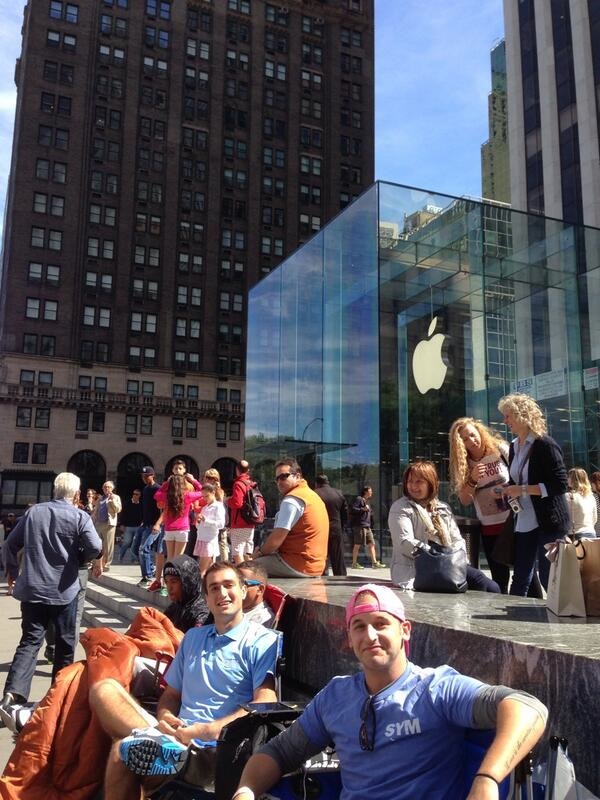 iphone_5s_fifth_avenue_launch_line.jpg