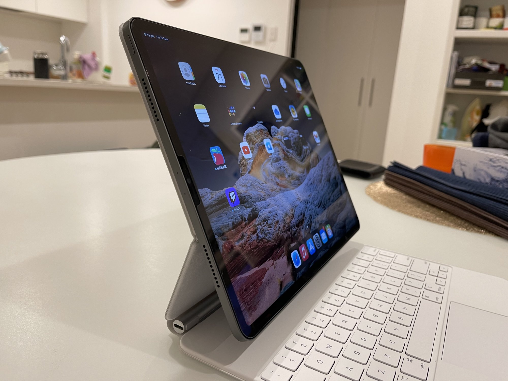 Space Grey iPad Pro with White Magic Keyboard | MacRumors Forums
