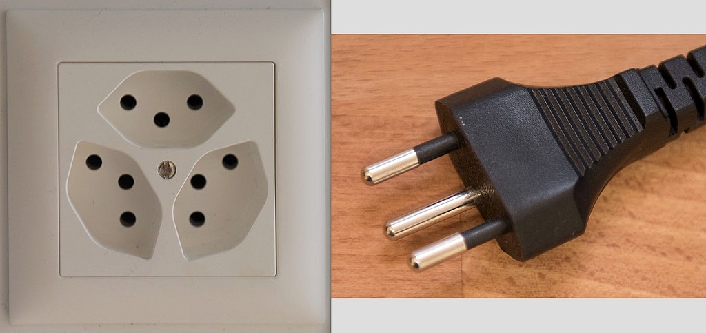 1024px-J_plug_-_1.jpg