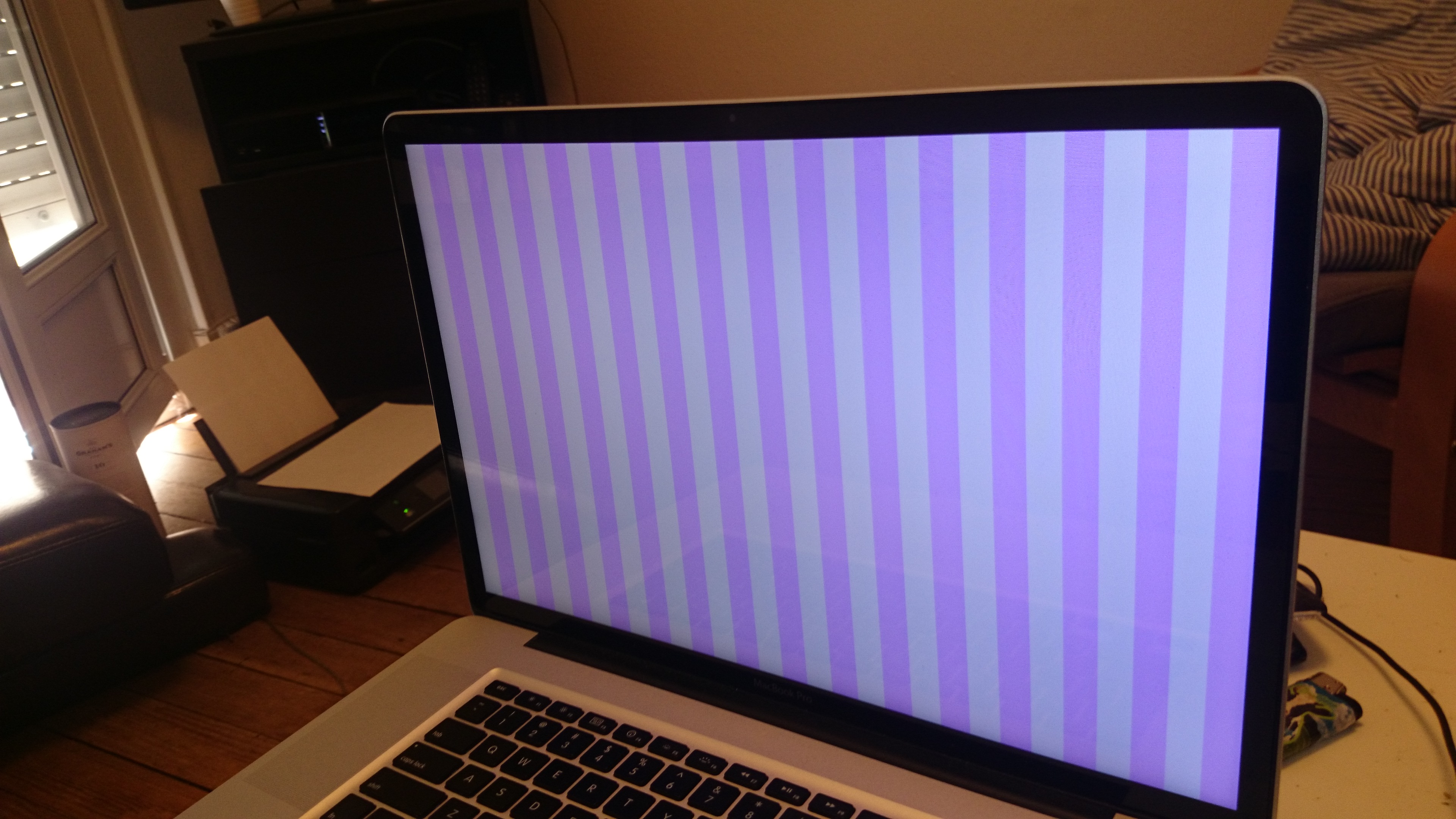 Purple white lines on MacBook Pro 17" | MacRumors Forums