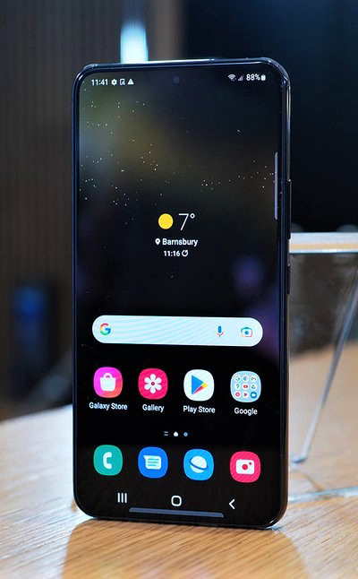 159963-phones-review-hands-on-samsung-galaxy-s22-review-image10-iup2be3rak.jpg