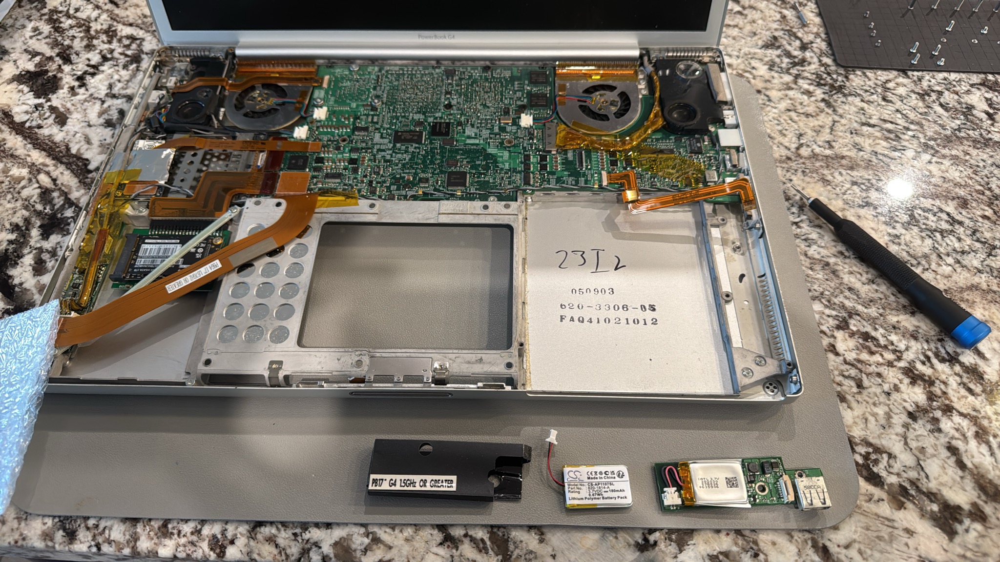 17in_PowerBook_G4_DLSD_PRAM_battery.jpeg
