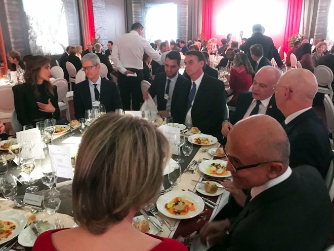 29396-47392-cook-davos2018-bolsonaro-l.jpg