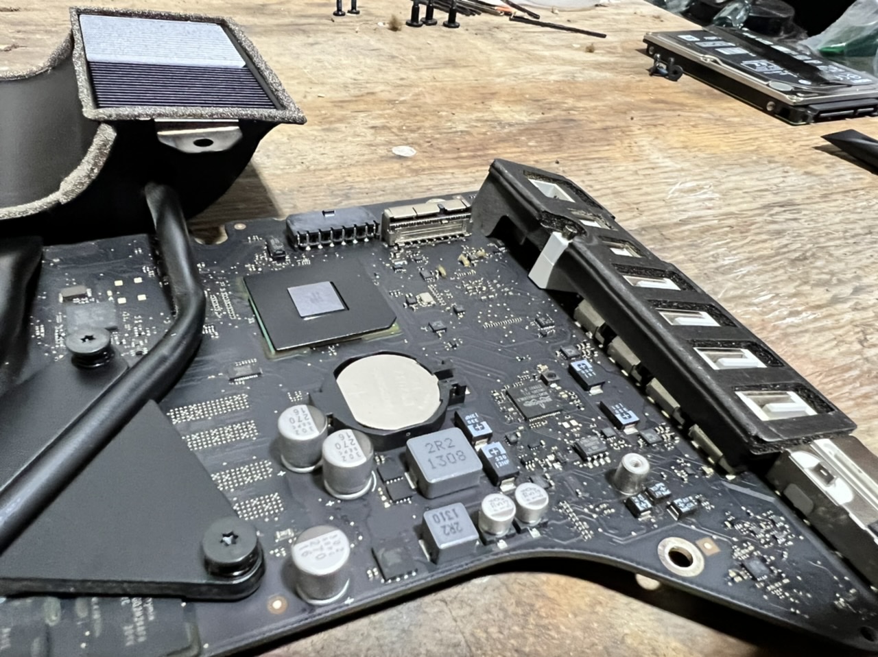 Opened up 2012 21.5 iMac for SSD upgrade. | MacRumors Forums Opened up 2012 21.5 iMac for SSD upgrade. | MacRumors Forums