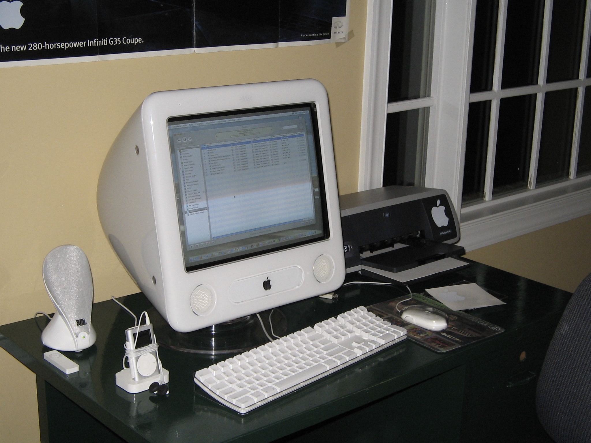 Takto vyzerala kedysi lacnejšia varianta počítaču iMac, ktorá niesla názov eMac - svetapple.sk