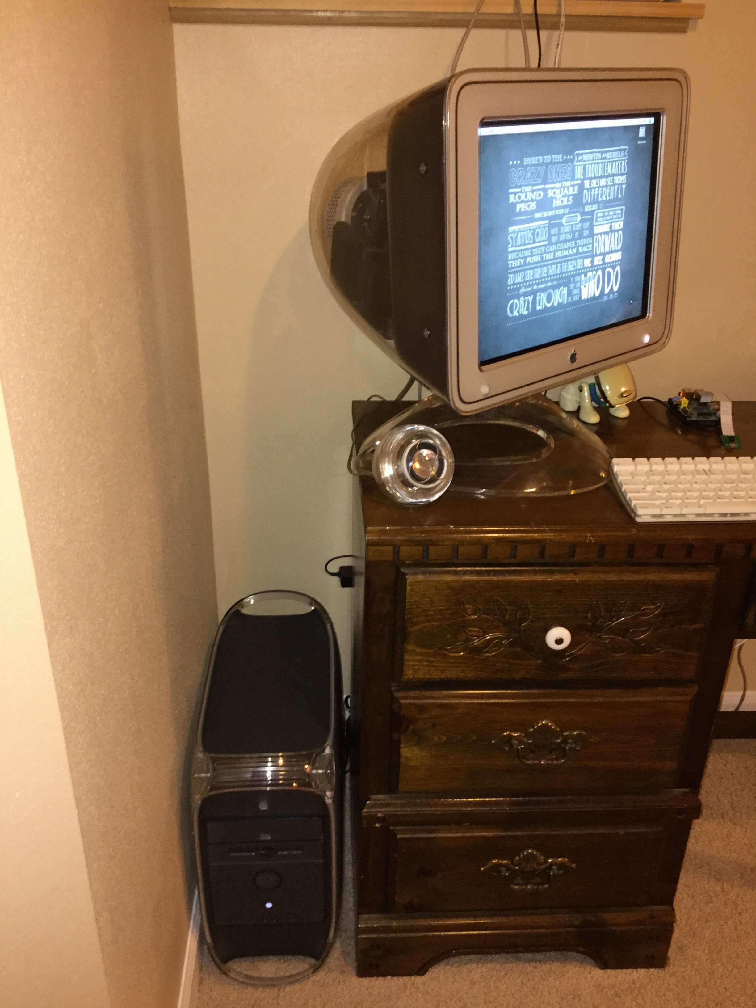Dual Power Mac G4 + 17 Dual Power Mac G4 + 17