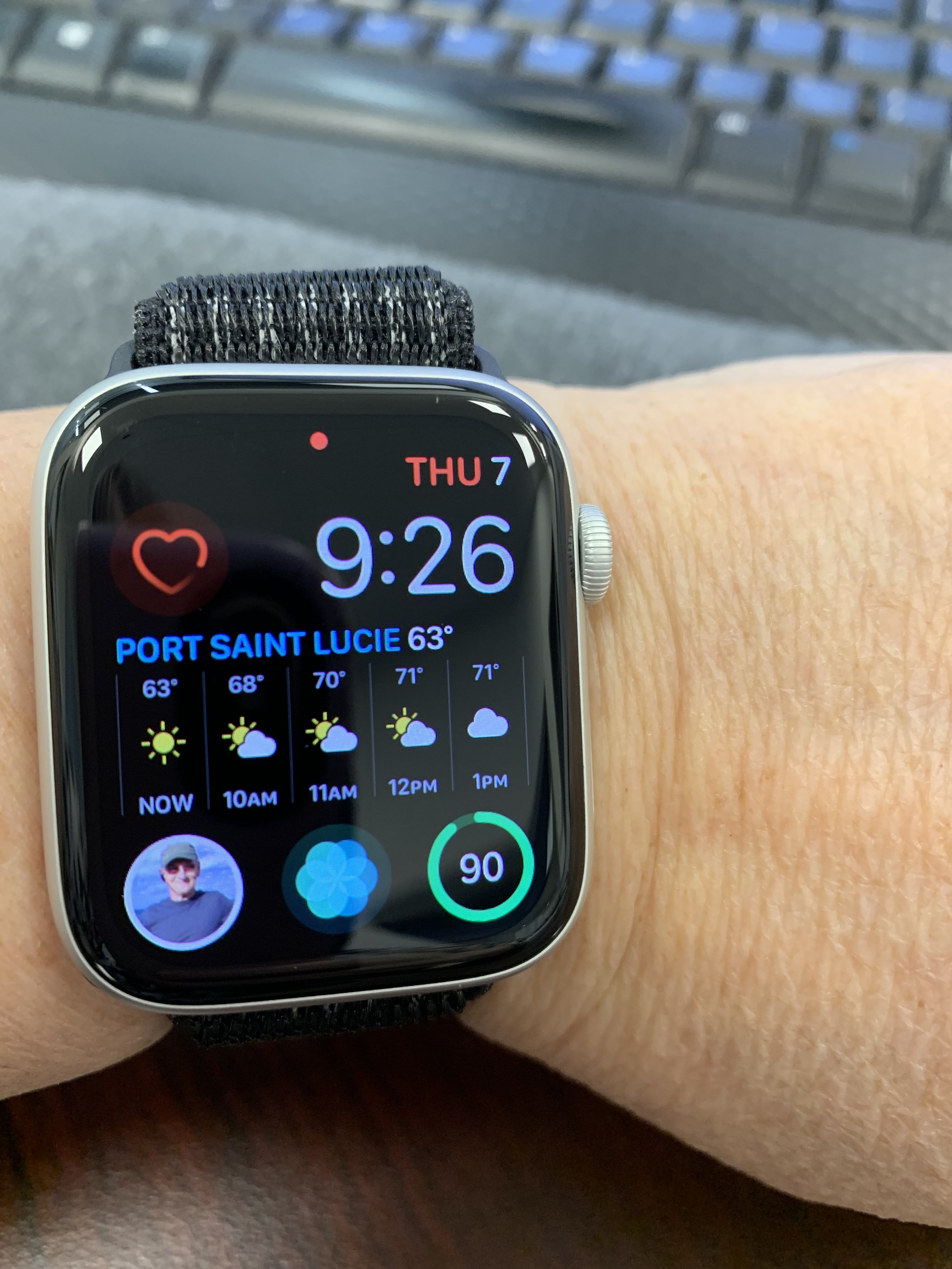 Apple watch 4 hotsell 44mm on female wrist