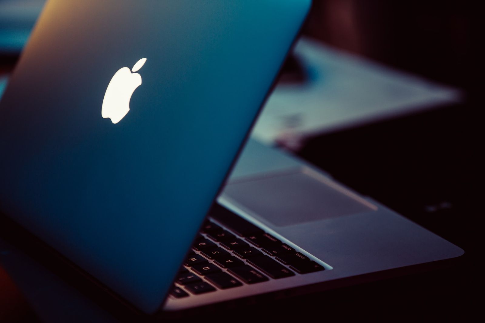 apple-logo-backlit-mac.jpg