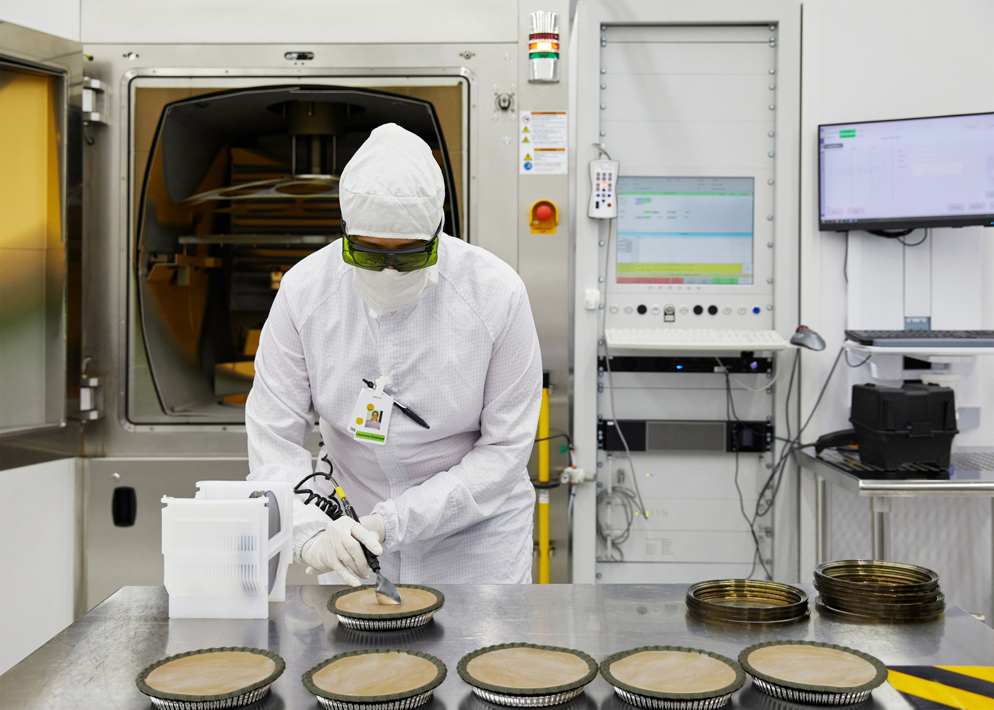 apple_adv-manufacturing-pies.jpg