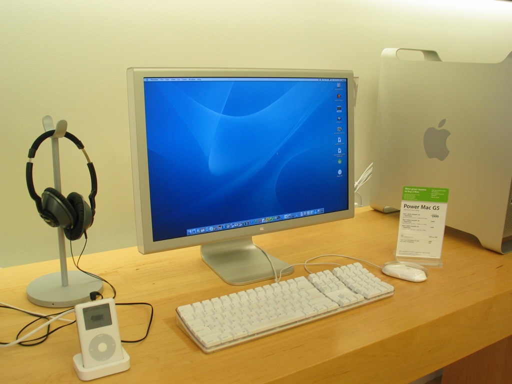 Apple_Cinema_display_aluminum-2004-07-23[1].jpg