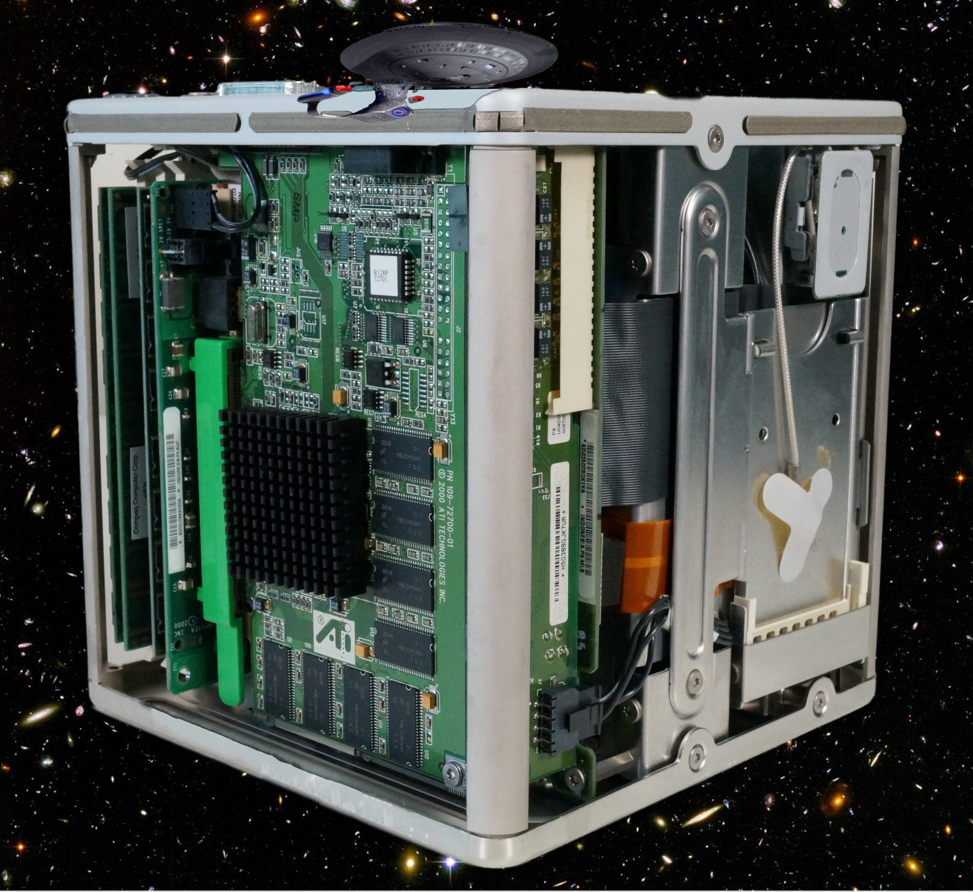 Apple_Power_Mac_G4_Cube_-_Side_Shot.jpg