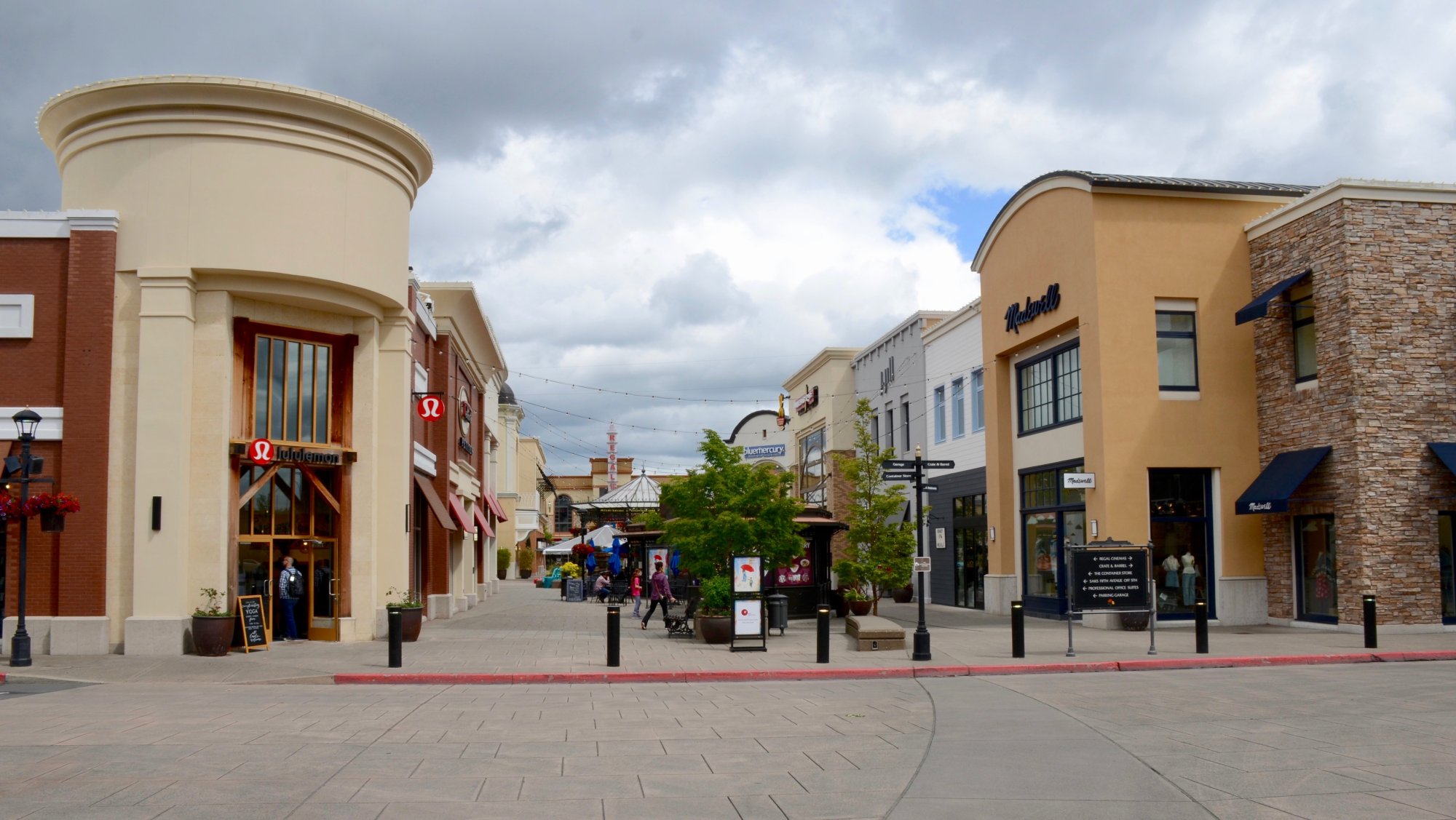 Bridgeport_Village_-_Tualatin,_Oregon_(2019).jpg