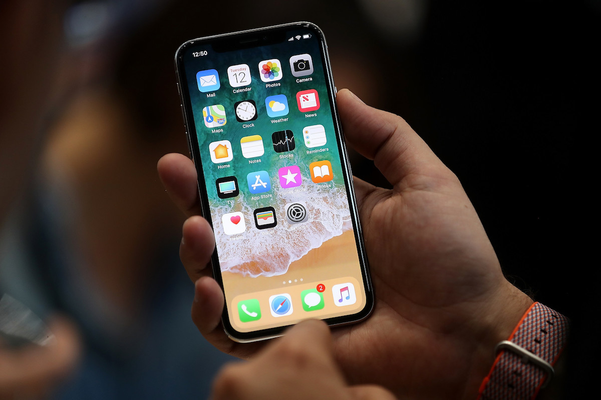 ct-iphone-x-hands-on-20170913.jpg