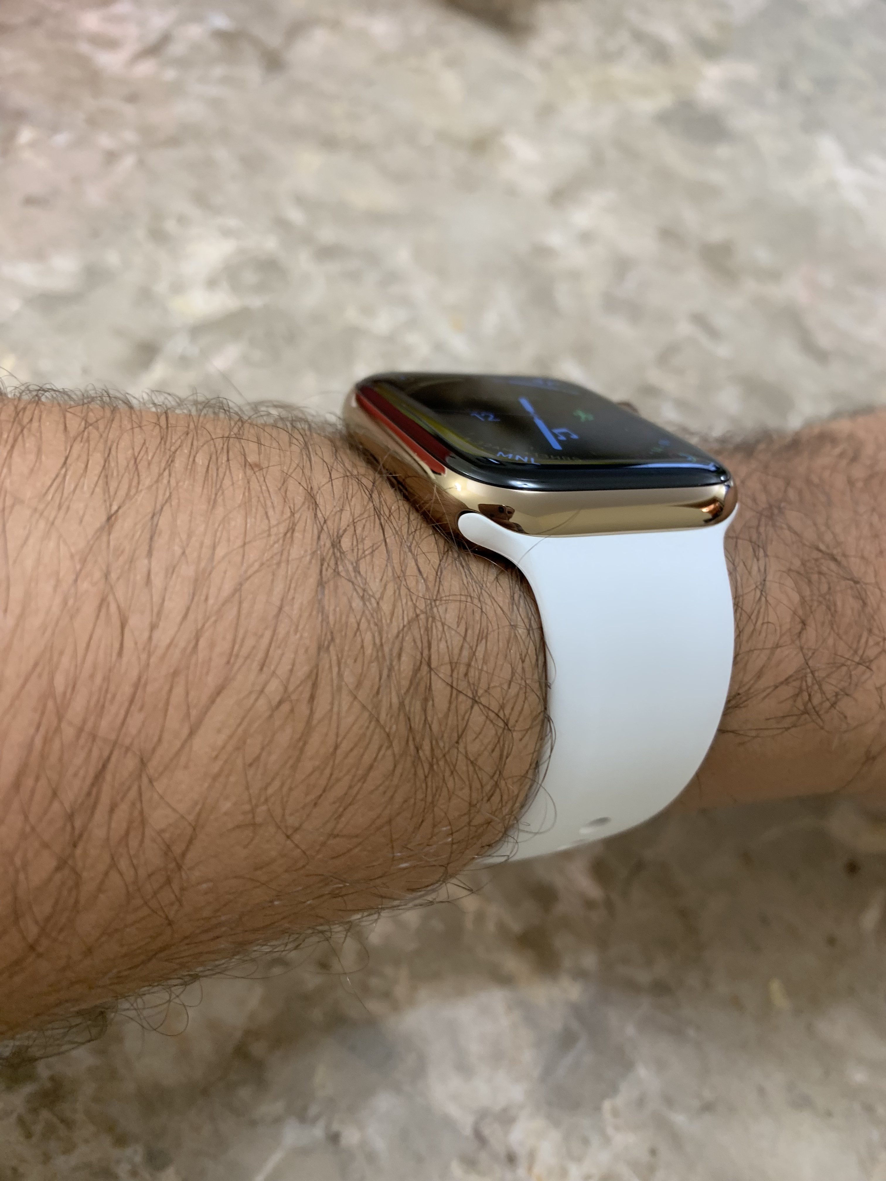 Apple watch gold stainless. Apple IWATCH 6. Часы Apple IWATCH se 40mm. Apple watch se 40mm White. Эппл вотч с золотым ремешком.