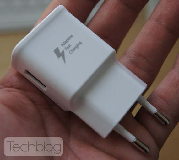 Galaxy-Note-4-Adaptive-Fast-Charger-2.jpg
