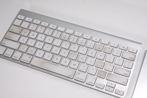how-to-clean-white-mac-keyboard.jpg