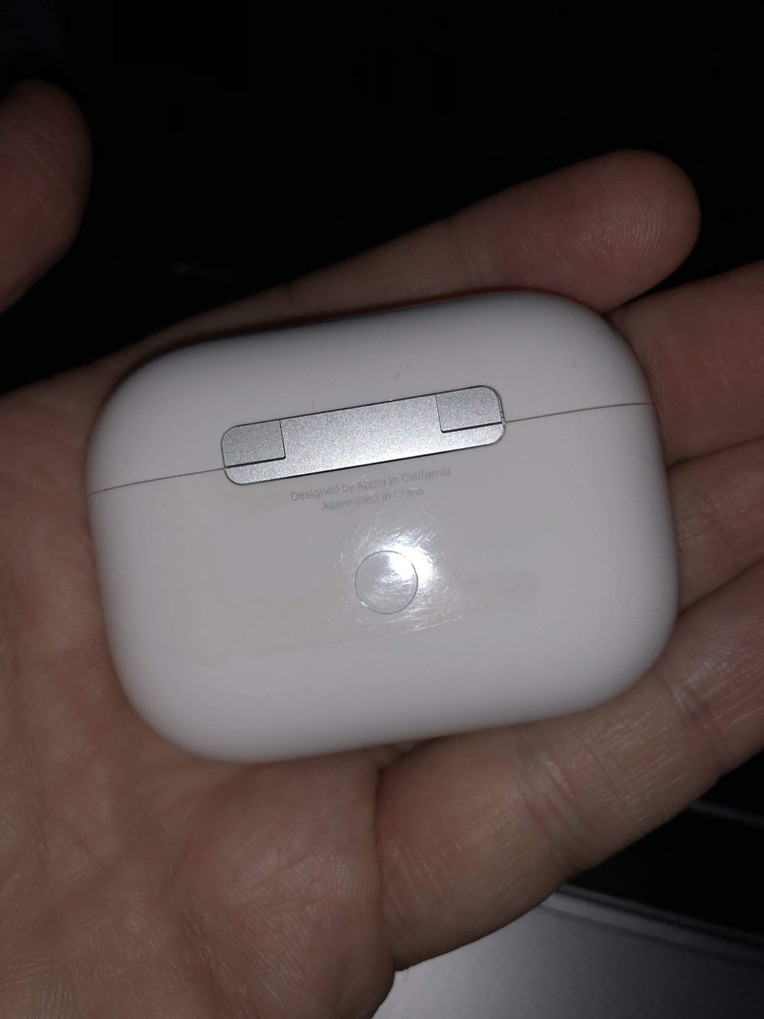Does the airpods pro case charge wirelessly best sale