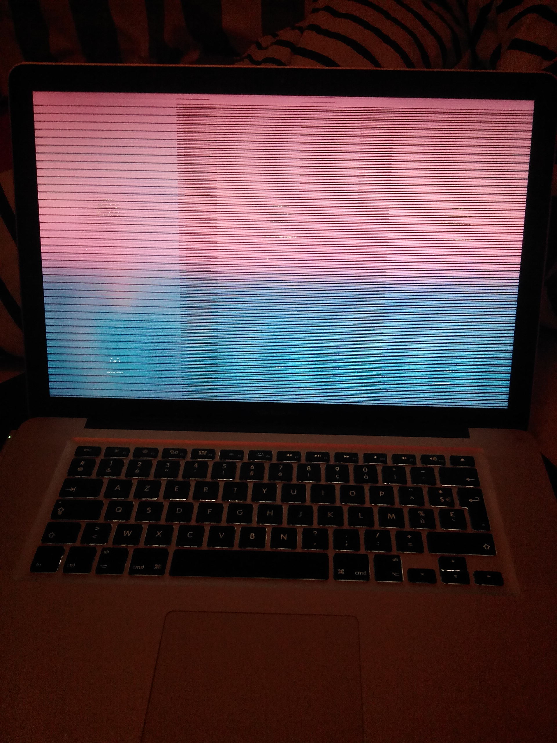 En sætning Uluru Derivation MacBook Pro screen randomly turns blue and reboots | MacRumors Forums