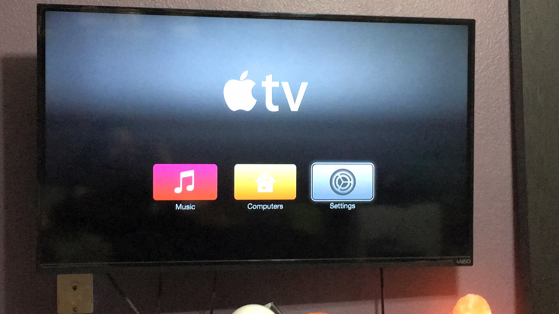 Чем отличаются телевизоры андроид. Apple TV И монитор. Телевизор яблоко. Apple TV экран.