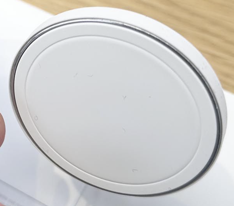 In-store charger stand, from MacRumors article.png