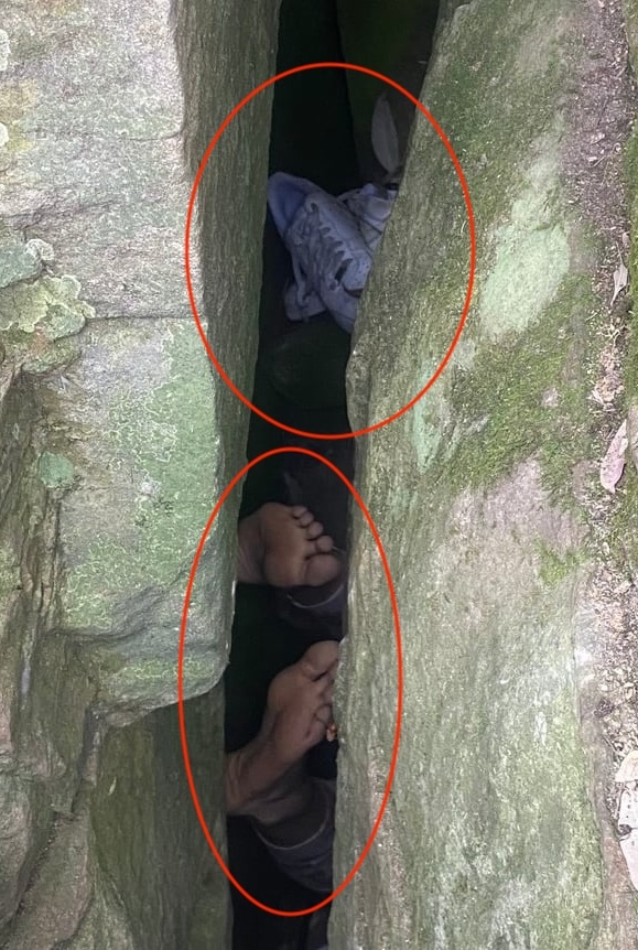 iphone-trapped-crevice.jpg