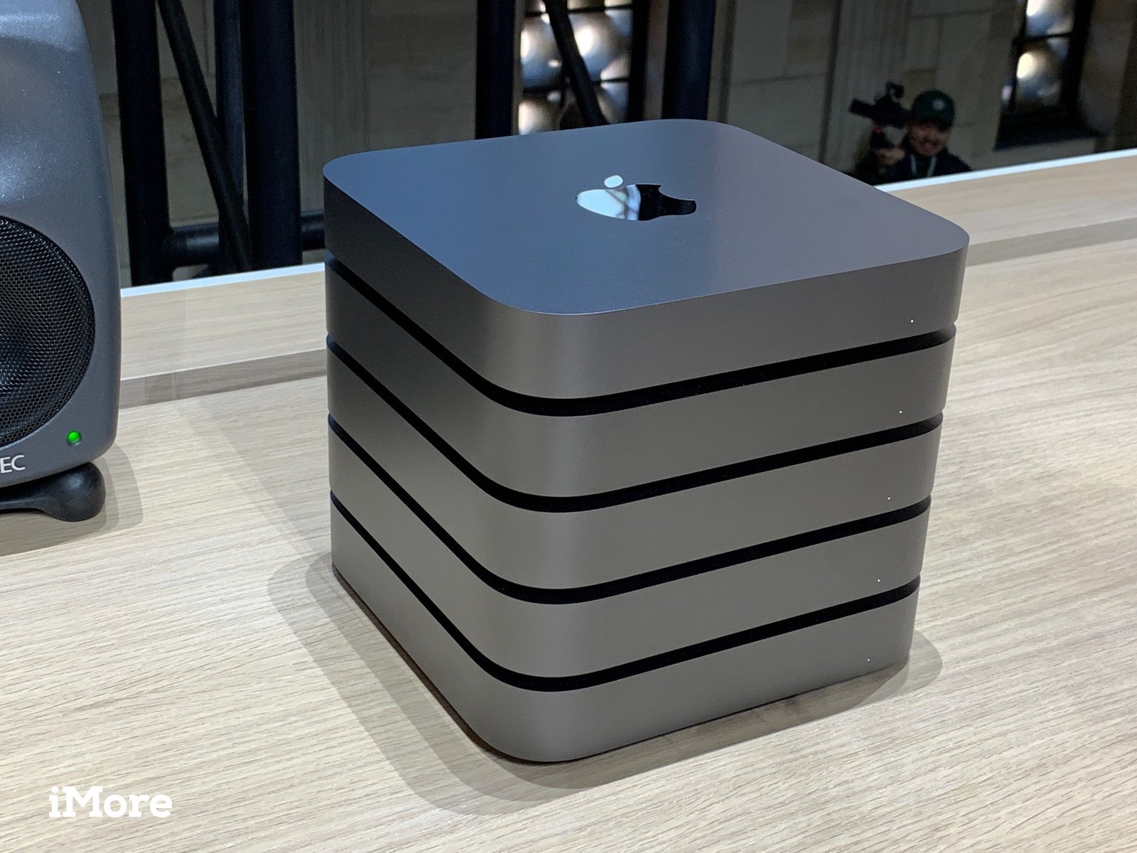 mac-mini-2018-hero-01.jpg