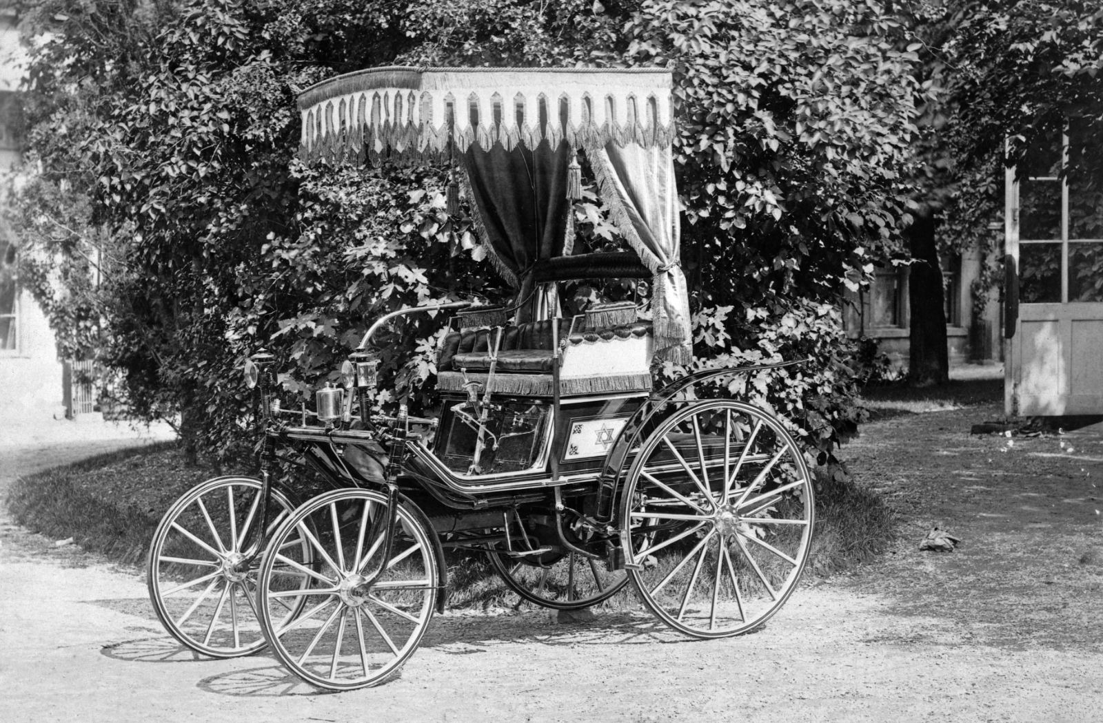 meet-the-worlds-oldest-luxury-au.jpg