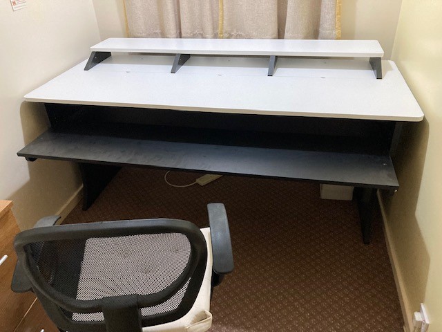 new desk 1.jpg