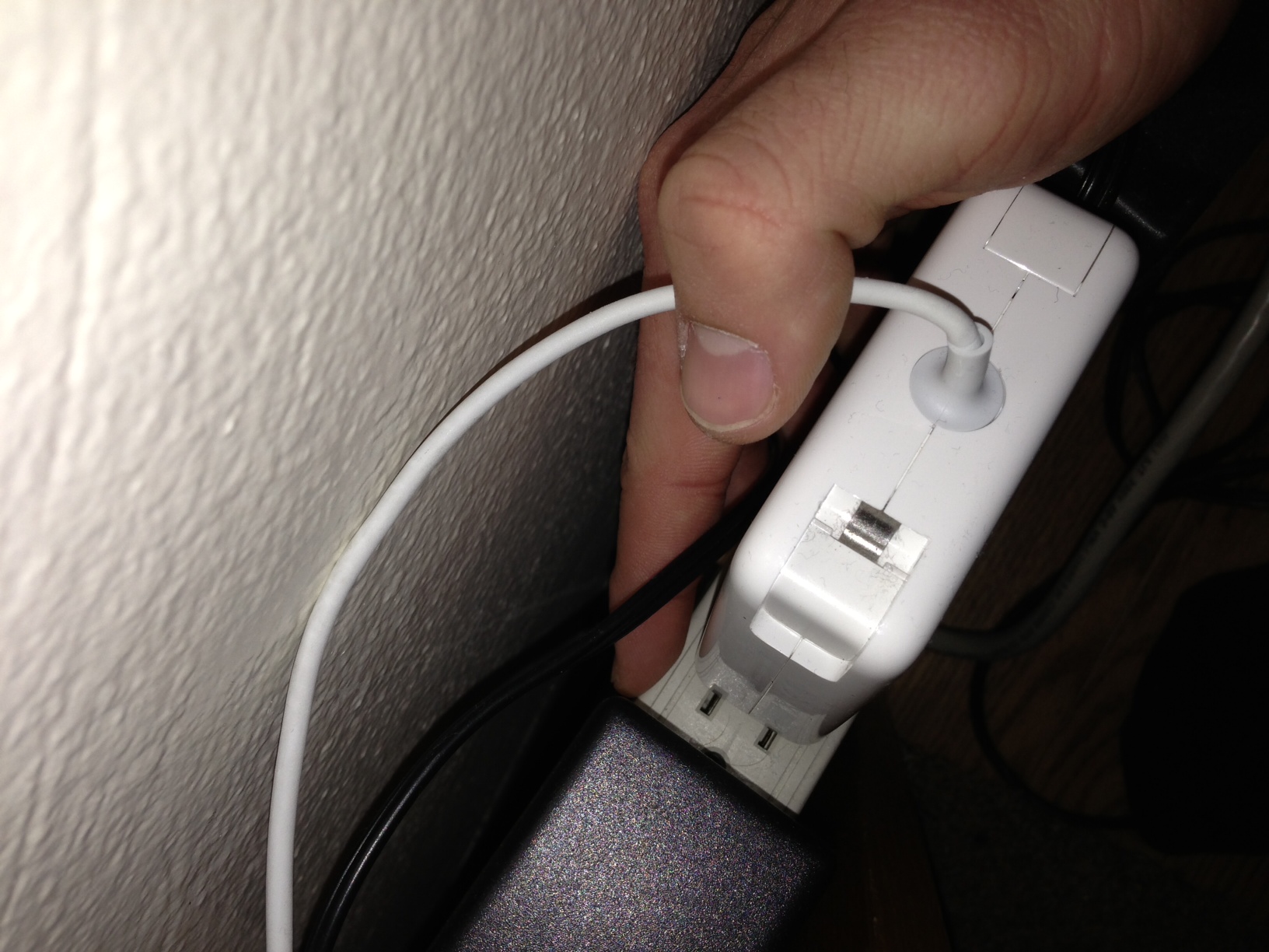 Sult gå i stå procent Broke Tab On MBP Charger, Can it Be Fixed? | MacRumors Forums