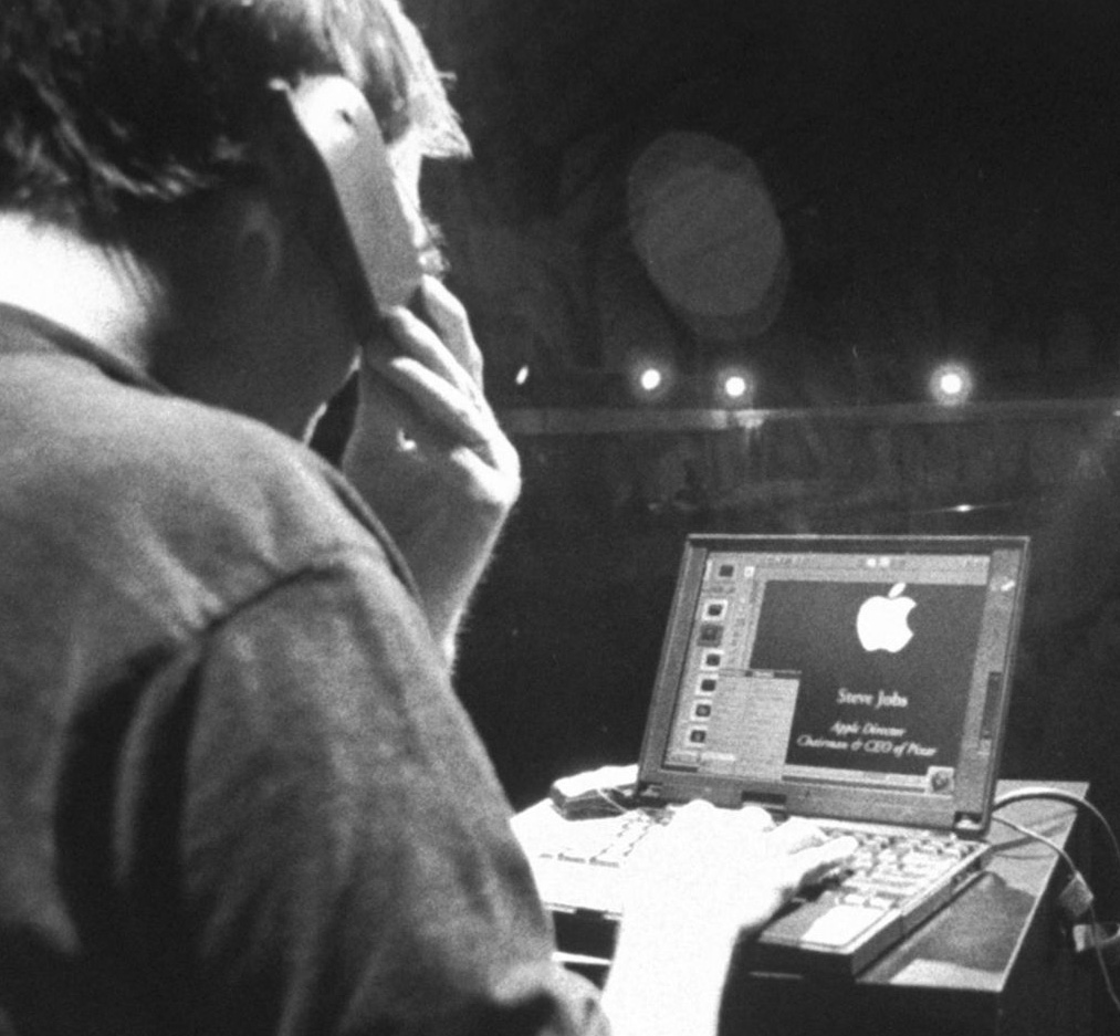 steve-jobs-laptop-macworld-crop-gettyimages-85417133-2048x2048.jpg