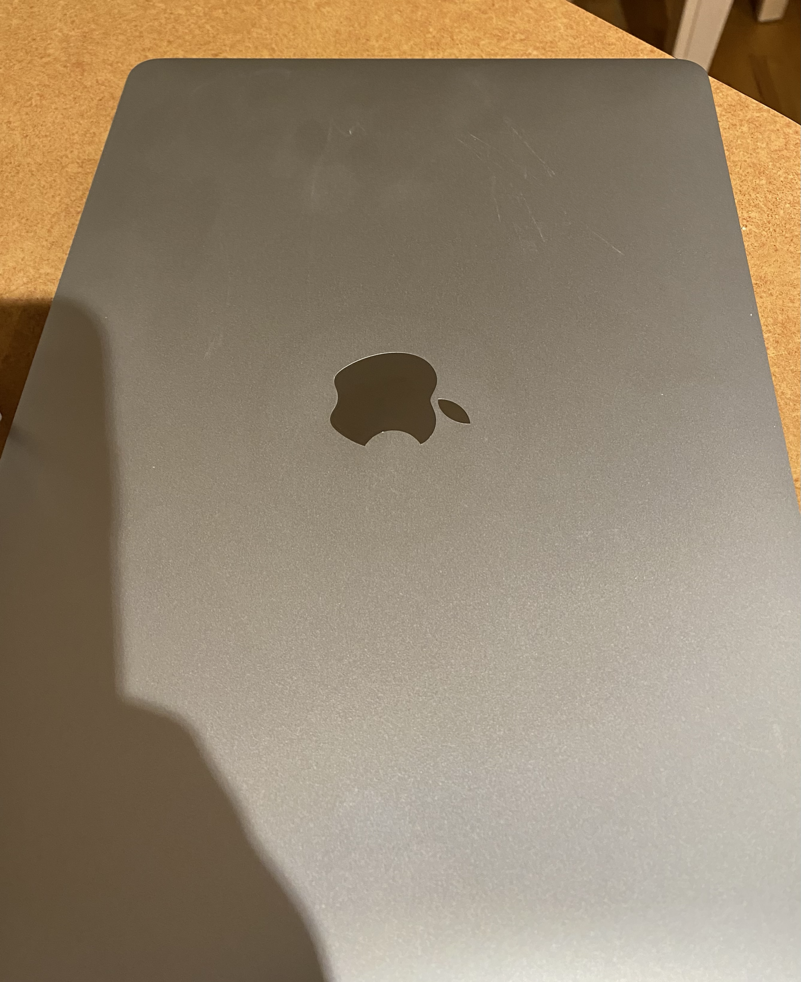 Strange circle around the Apple Logo | MacRumors Forums