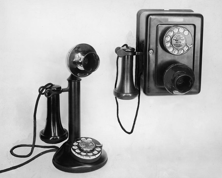 two-old-fashioned-telephones-authenticated-news.jpg
