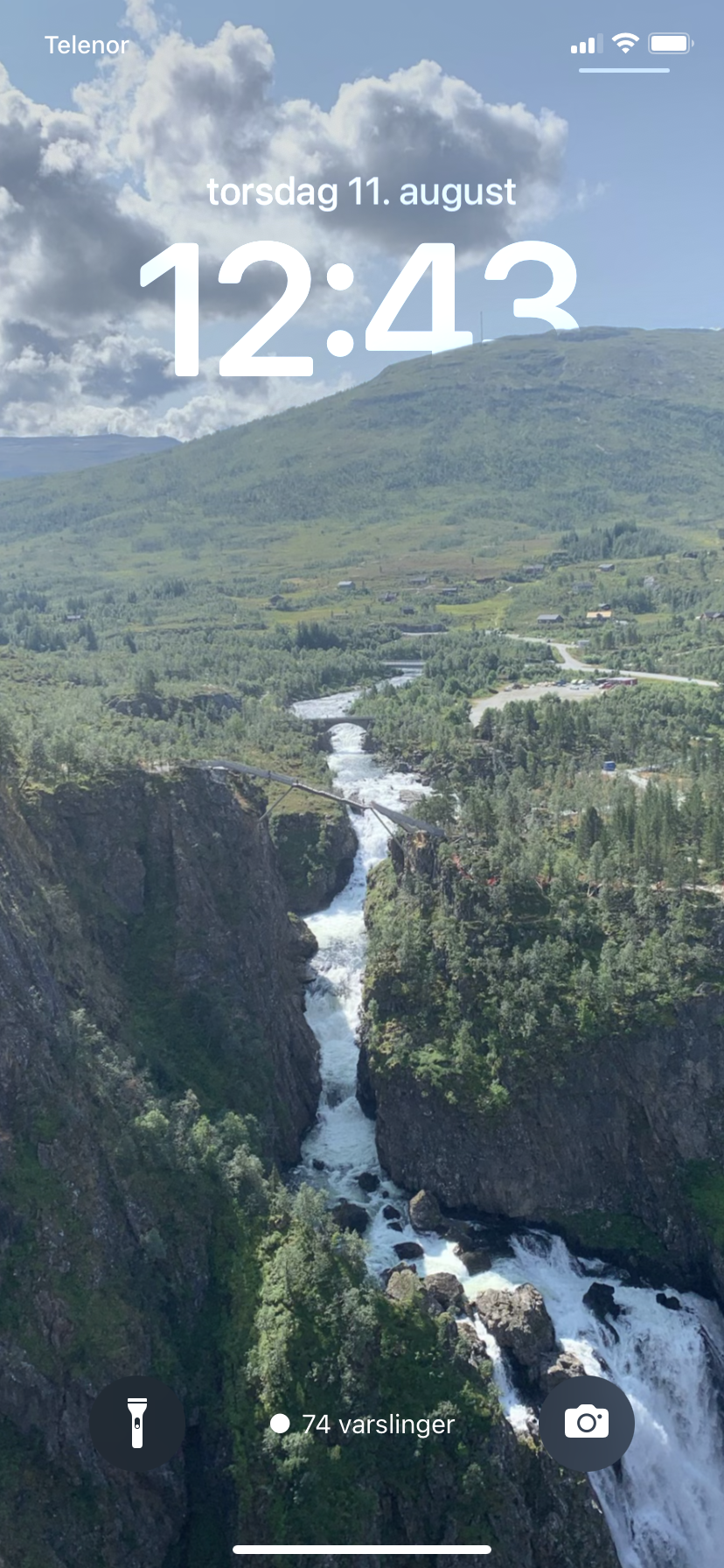 Vøringsfossen as wallpaper on iOS 16.png