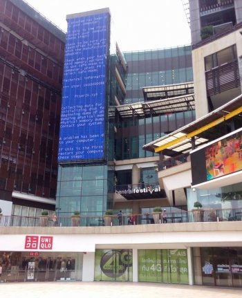 this-has-to-be-the-biggest-blue-screen-of-death-of-all-time-507534-2.jpg