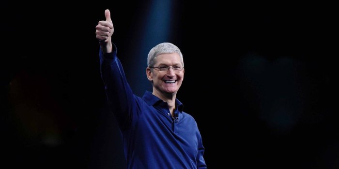tim-cook-thumbs-up-smile.jpg