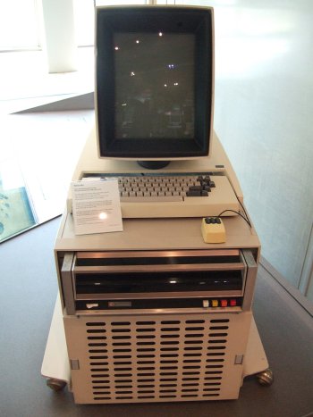 Xerox_Alto_mit_Rechner.JPG