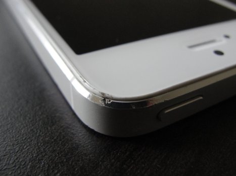 corner-of-iphone-scratched.jpg