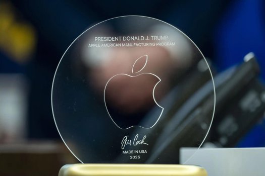 Tim Cook Bent over.jpeg