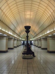 450px-Gants_Hill_stn_interior_concourse.JPG