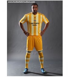 newcastle-united-09-10-adidas-kit-away.jpg