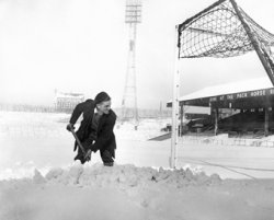 pa-photos_t_17-brilliant-photos-football-snow-3011j.jpg
