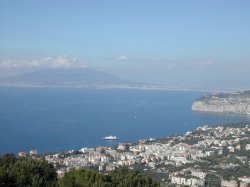 Sorrento_and_mtvesuvius.jpg