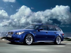 2008-BMW-M5-Touring-engine.jpg