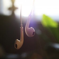 music_earpods_iPad.jpg