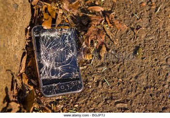 arlington-virginia-usa-damaged-apple-iphone-3g-smart-phone-with-shattered-bgjp7j.jpg