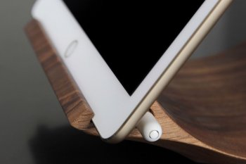 YP1WA-iPad-stand-Yohann-Pro-walnut-pencil-02.jpg