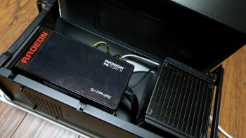 mac-mini-akitio-node-r9-fury-x-mounted.jpg