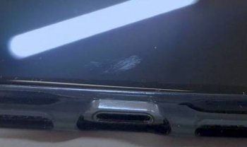 iPhone X OLED Display Smudge Caused By Scratches.jpg