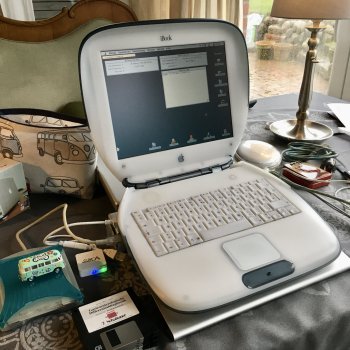 Clamshell-os9 with Vonets WLAN2Ethernet-Bridge.jpg